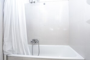 Bathtub, hair dryer, towels, soap - Pantheon Romantic Nest with Terrace (Rome)