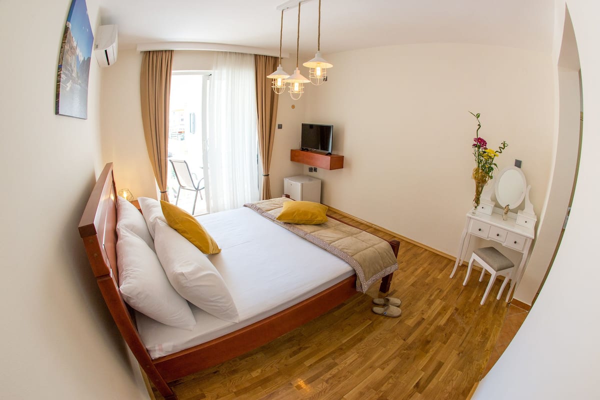 Corals Deluxe Double Room, 1 Bedroom | 迷你吧、房內夾萬、書桌、遮光窗簾/窗簾