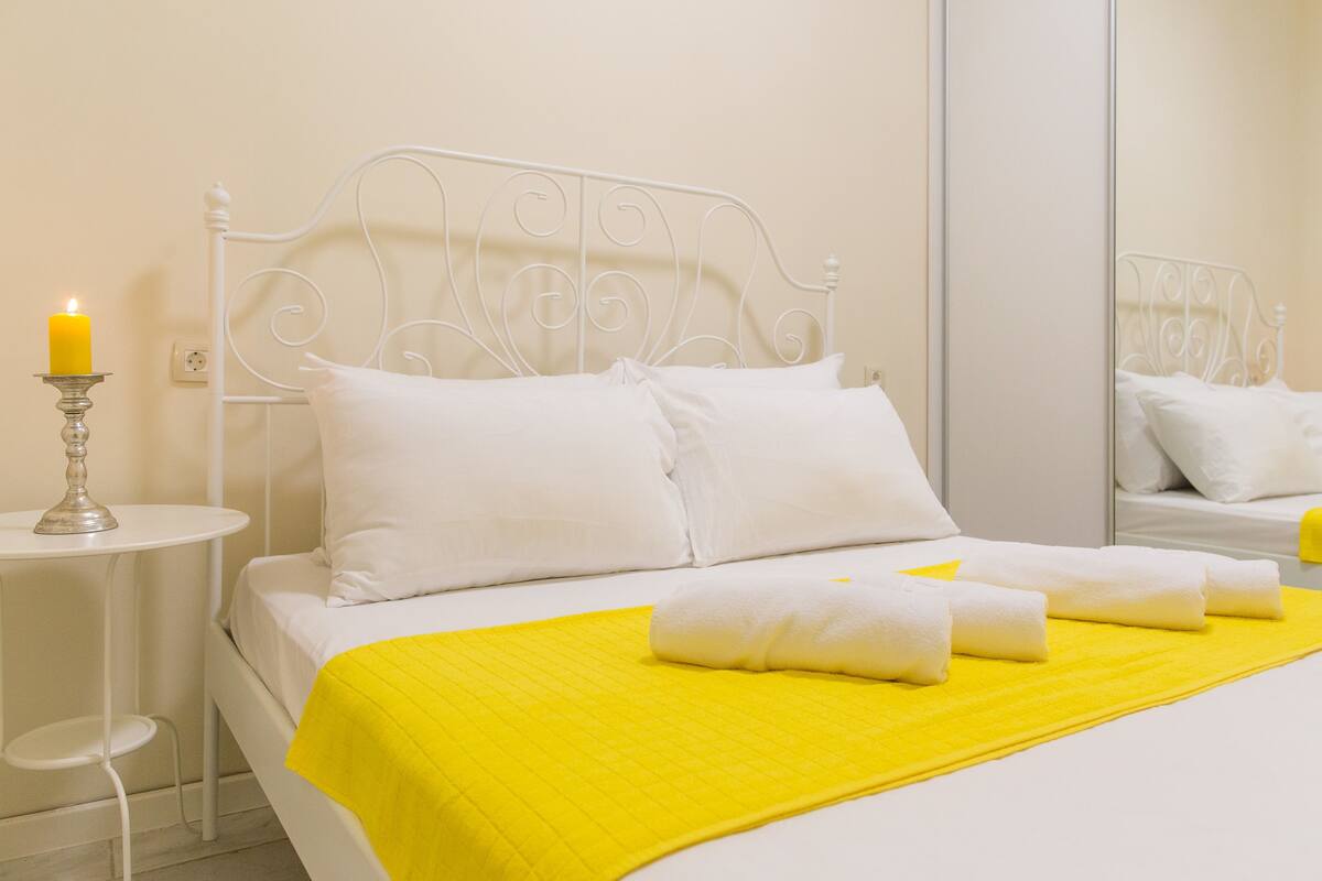 Zen Comfort Apartment, 1 Bedroom | 迷你吧、房內夾萬、書桌、遮光窗簾/窗簾