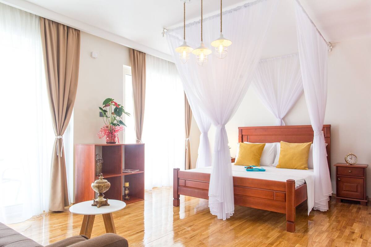 Glory Superior Studio, 1 Bedroom | 迷你吧、房內夾萬、書桌、遮光窗簾/窗簾