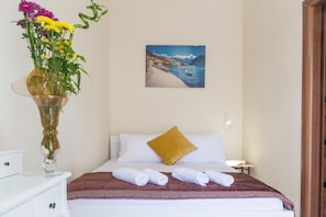 Deep sea Classic Double Room, 1 Bedroom | 미니바, 객실 내 금고, 각각 다른 스타일의 인테리어, 책상