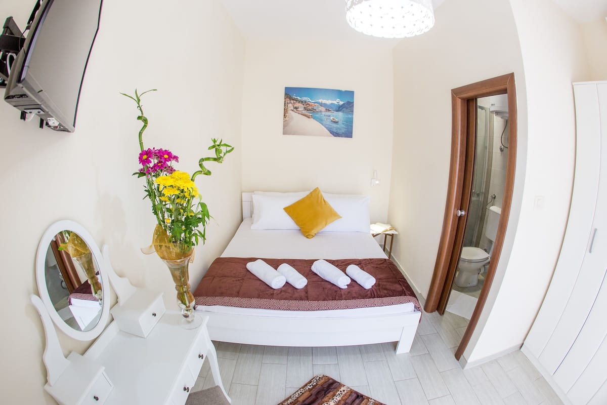 Deep sea Classic Double Room, 1 Bedroom | 迷你吧、房內夾萬、書桌、遮光窗簾/窗簾