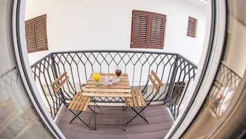 Chambre Triple Classique, plusieurs lits, non-fumeur | Vue depuis le balcon