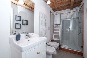 Een douche, een haardroger, handdoeken, zeep
