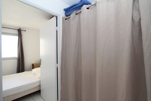 1 Schlafzimmer, Bügeleisen/Bügelbrett