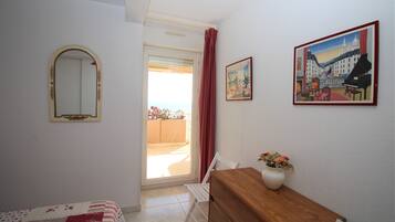 2 slaapkamers, een strijkplank/strijkijzer