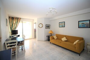 Unclassified image, 3 of 13, button - 3 room apartment with sea view and parking space (Canet-en-Roussillon)