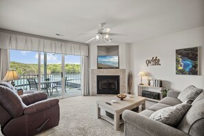 Televisión de pantalla plana, chimenea, reproductor de DVD, libros