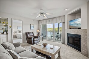 Flachbildfernseher, Kamin, DVD-Player, Bücher