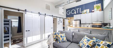 Smart TV, chimenea y libros