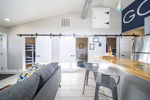 Interior - Sumner Sands Cottage. A Stylish 3BR Getaway – Walk to GOTL Strip (Geneva)