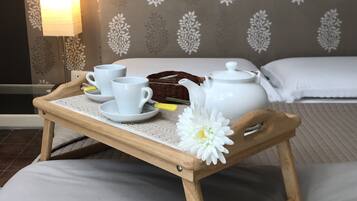 2 bedrooms, desk, iron/ironing board, WiFi