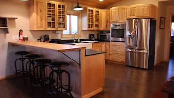 Microwave, dishwasher, coffee/tea maker, cookware/dishes/utensils