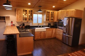 Microwave, dishwasher, coffee/tea maker, cookware/dishes/utensils - Blacktail Inn & Stations (Dillon)