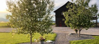 Blacktail Inn & Stables