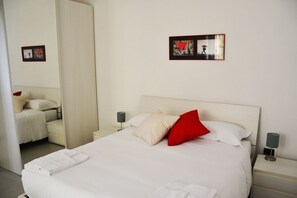 3 bedrooms, iron/ironing board, travel cot, free WiFi - Casa del Cedro superior apartment with private garden on the Gulf of Naples. (Napoli)