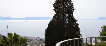 Casa del Cedro superior apartment with private garden on the Gulf of Naples.