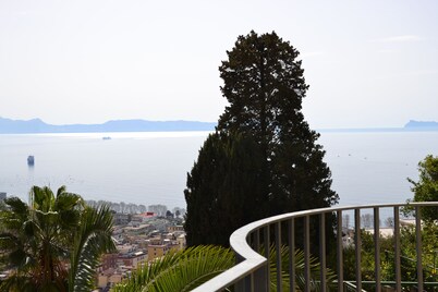 Casa del Cedro superior apartment with private garden on the Gulf of Naples.
