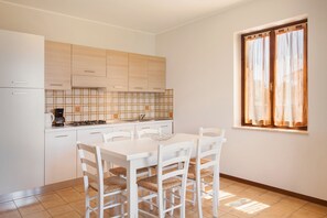 Kühlschrank, Wasserkocher mit Kaffee-/Teezubehör, Wasserkocher, Toaster
