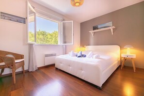 3 chambres, fer et planche à repasser, Wi-Fi, draps fournis