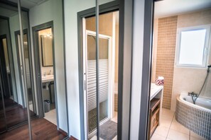 Baignoire, sĂšche-cheveux, serviettes fournies