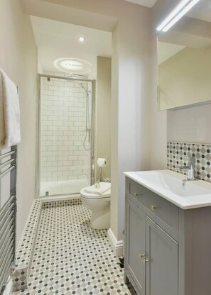 Bathroom - Suite 4 at 31 Meridian (Bristol)