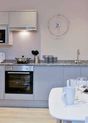 Micro-ondes, plaque de cuisson, lave-vaisselle