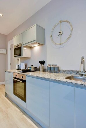 Microwave, stovetop, dishwasher - Suite 4 at 31 Meridian (Bristol)