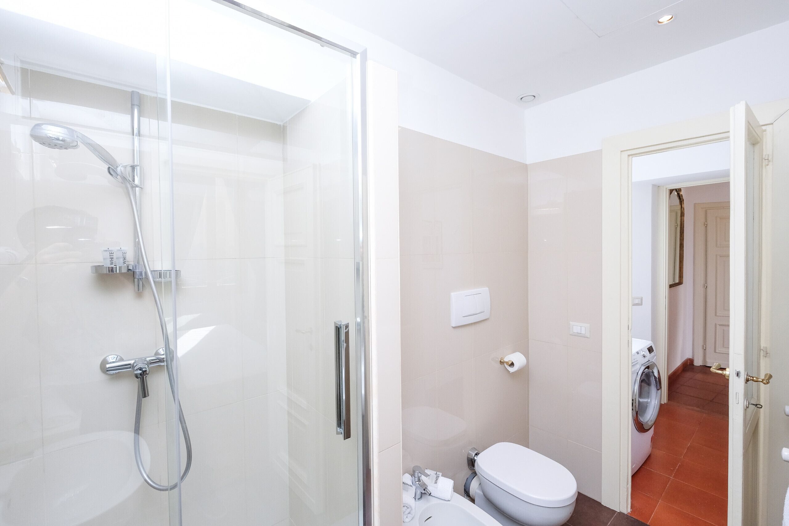 Een douche, een haardroger, een bidet, handdoeken