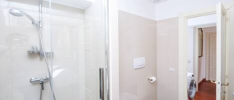 Ducha, secador de pelo, toallas, jabón