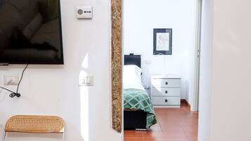 1 dormitorio, caja fuerte, tabla de planchar con plancha y wifi
