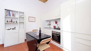 Frigorífico, horno, placa de cocina y lavavajillas