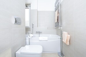 Badekar, hårføner, bidé og håndklær