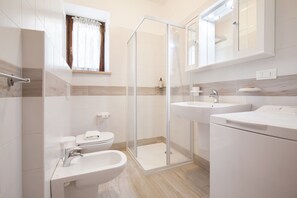 Dusche, Haartrockner, Bidet, Handtücher