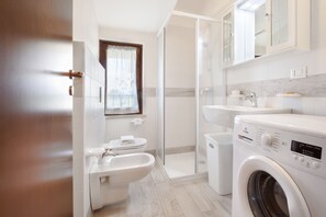 Shower, hair dryer, bidet, towels - Apartment Rosa Noisette With Pool (Lazise)