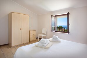 2 bedrooms, in-room safe, iron/ironing board, free WiFi