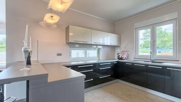 Fridge, microwave, oven, stovetop