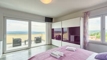 6 bedrooms, iron/ironing board, free WiFi, bed sheets