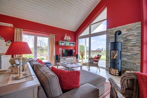 Fernseher, Kamin, Bücher, Musikbibliothek