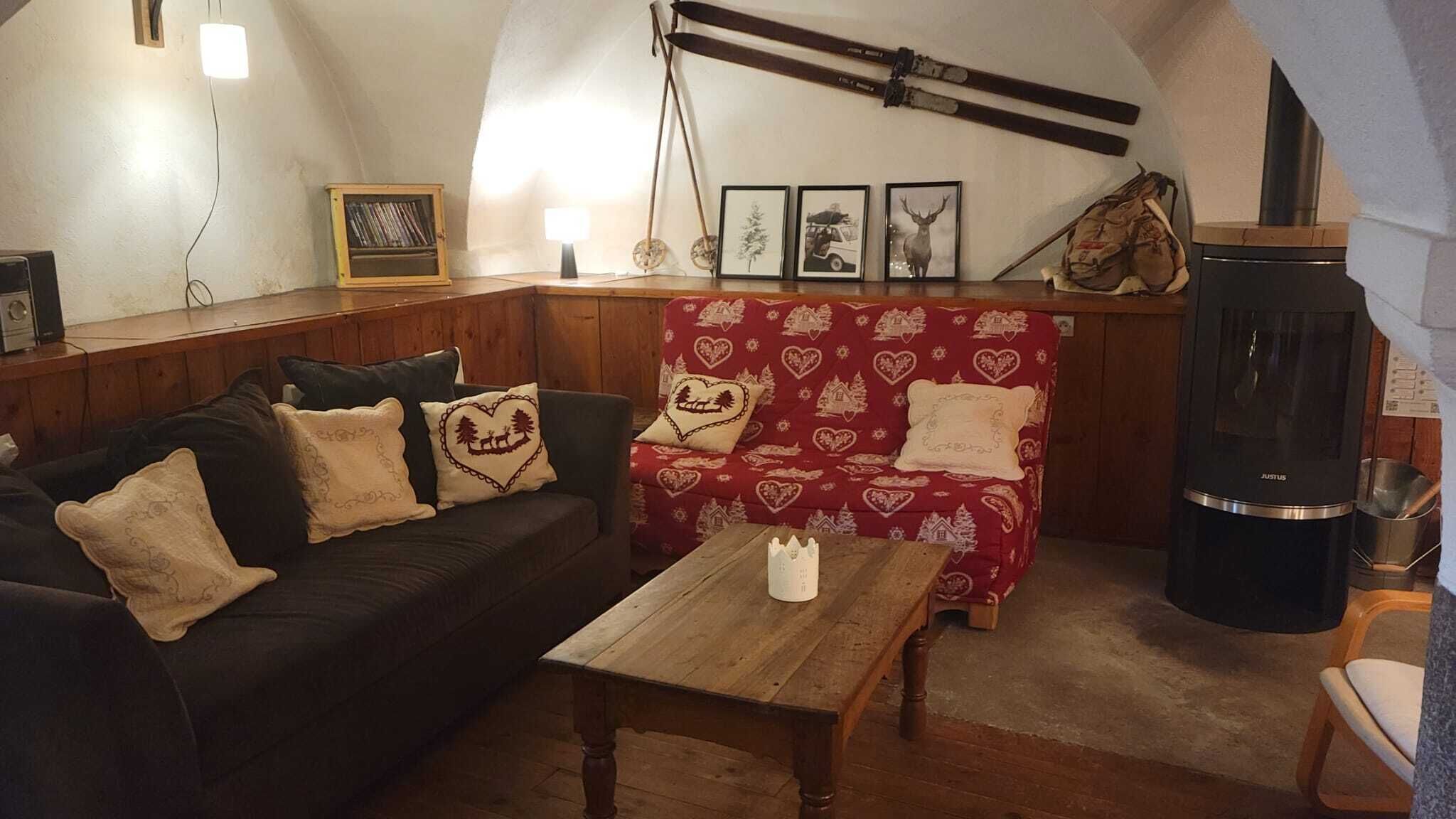 Télévision, cheminée, lecteur de DVD, livres