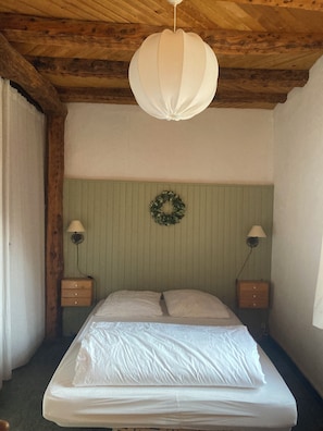6 bedrooms, iron/ironing board, free WiFi
