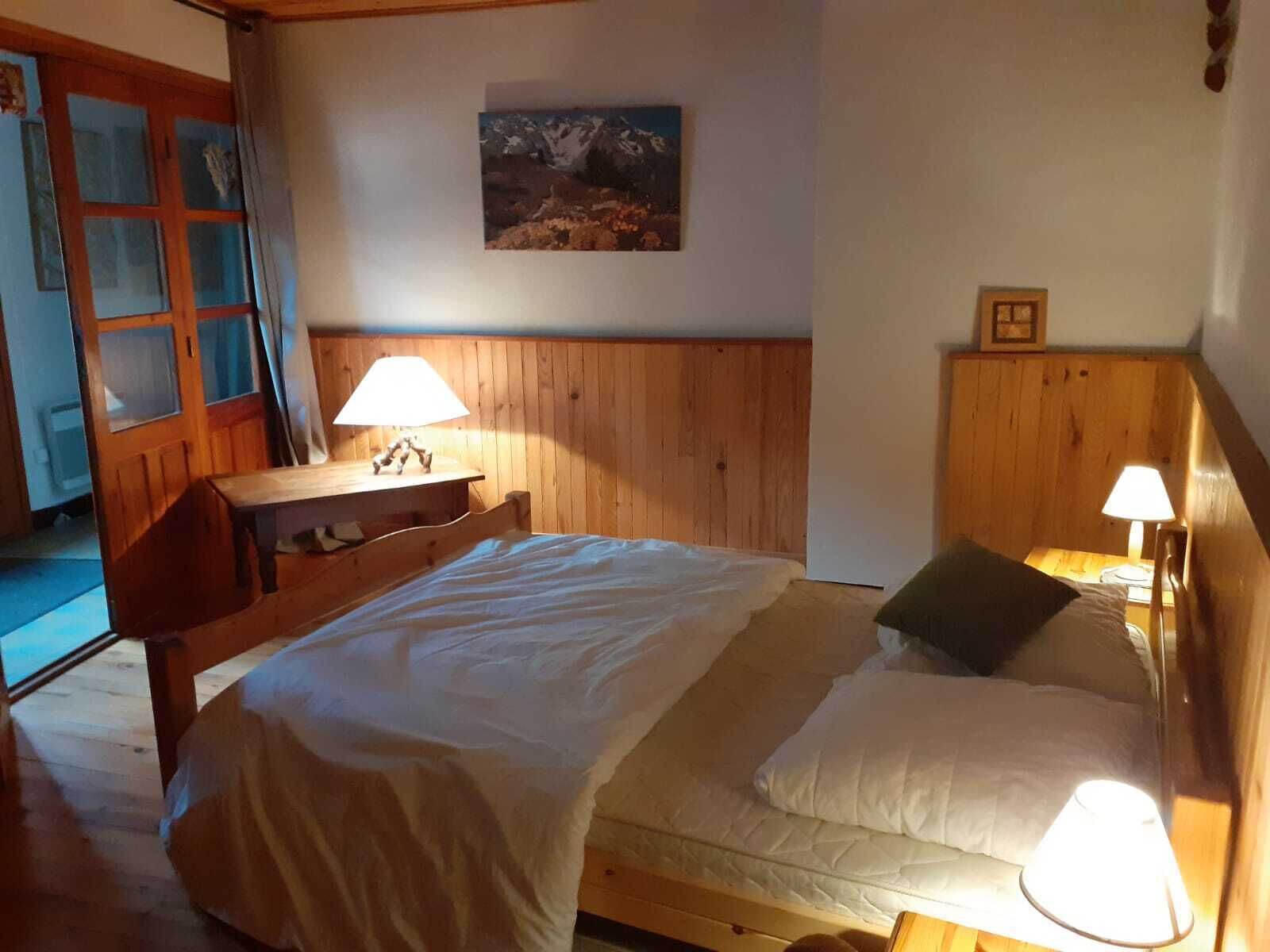 6 slaapkamers, een strijkplank/strijkijzer, reisbedje, gratis wifi