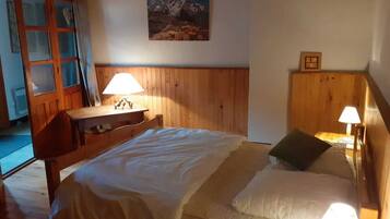 6 slaapkamers, een strijkplank/strijkijzer, reisbedje, gratis wifi