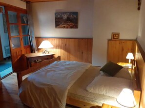 6 bedrooms, iron/ironing board, travel cot, free WiFi