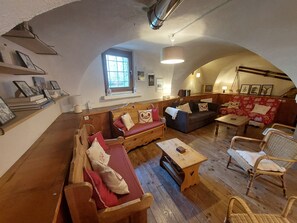 Fernseher, Kamin, DVD-Player, Bücher