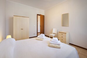 2 bedrooms, iron/ironing board, free WiFi, bed sheets - Apartment Rosa Bourbon With Pool (Lazise)