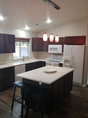 ثلاجة، ميكروويف، فرن، موقد طهي مسطح