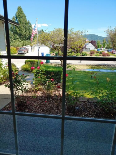 Close to City, Lakes, Golf, skiing, mountain trails, the best of both worlds