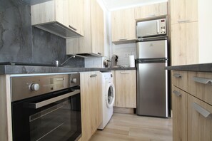 Kjøleskap, mikrobølgeovn, ovn og kokeplater