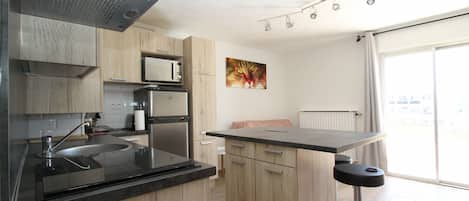 Fridge, microwave, oven, coffee/tea maker